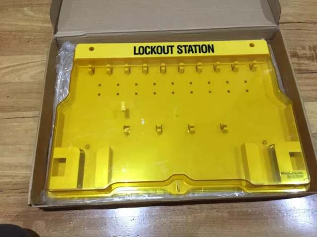 Master Lock 1483 Lockout Station 3