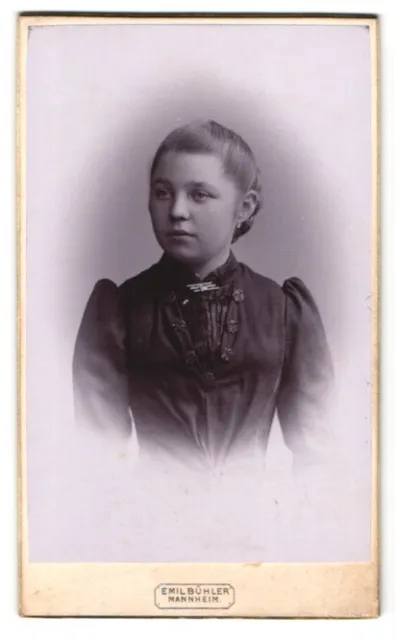 Fotografie Emil Bühler, Mannheim, B. 5. Nr. 14, Portrait junge Frau im Biederme