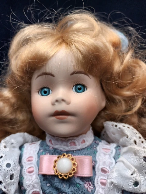 Poupée effrayante en porcelaine Runway ML Blythe Dolls 30 mm Glowing · Creative Fabrica