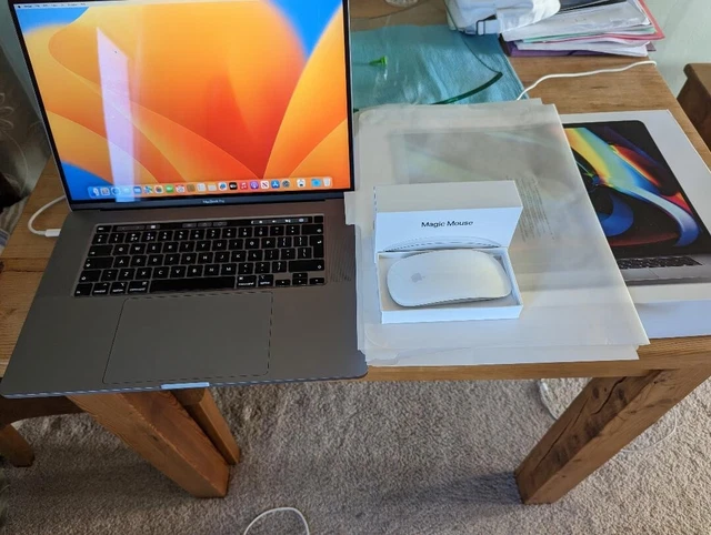 Apple MacBook Pro 16"(2019) intel i9 2,4 GHz-16 GB RAM-512 GB unità di memoria a stato solido
