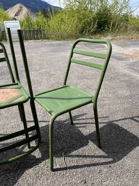 Lot De Petites Chaises De Poupée Anciennes - Style Tolix - Rétro Et Amusantes