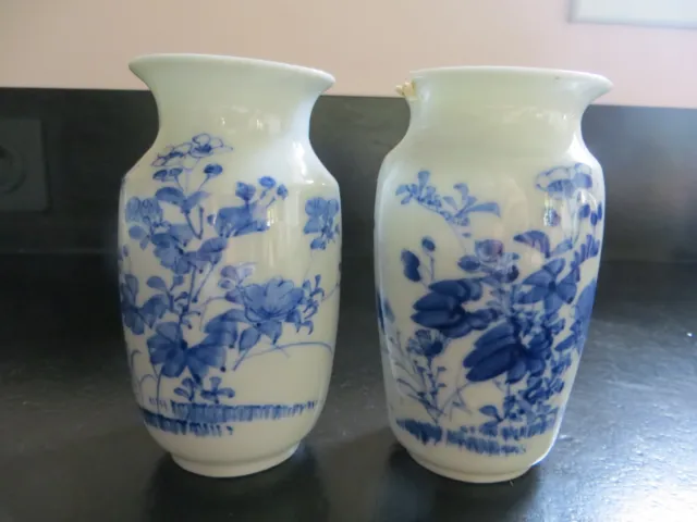 Ancienne paire petits vases porcelaine de chine blanc-bleu  époque à définir