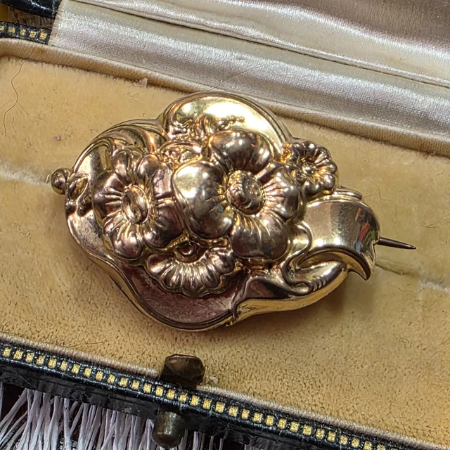 Broche en argent représentant une femmes coiffée