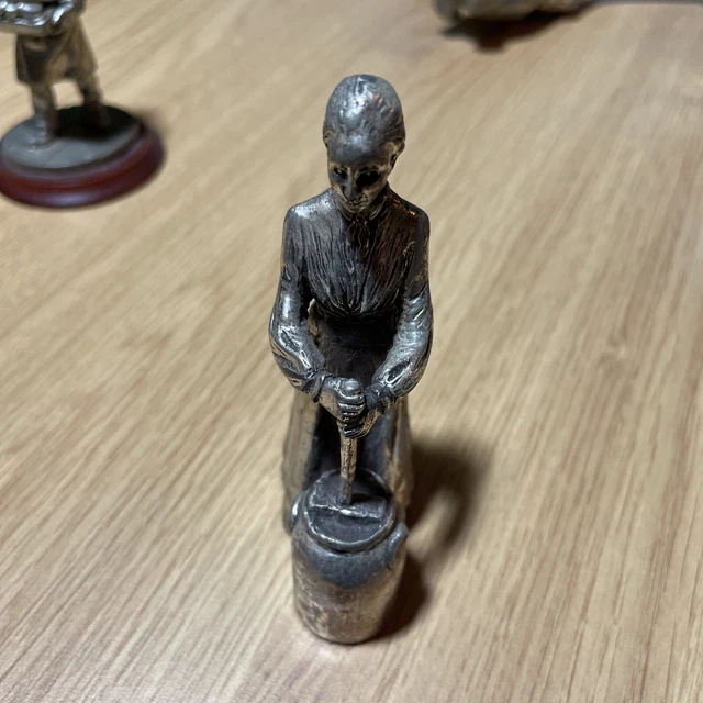Figura antigua de dama batidora de mantequilla