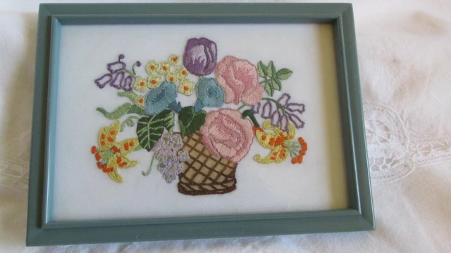 Ramo de flores bordado a mano enmarcado en cesta azul metal 7"" x 5 1/4"" pasteles