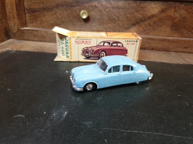 NOREV PLASTIQUE FRANCE REF 17 JAGUAR 2 L 400 BLEU MOYEN QUASI NEUVE SANS BOITE