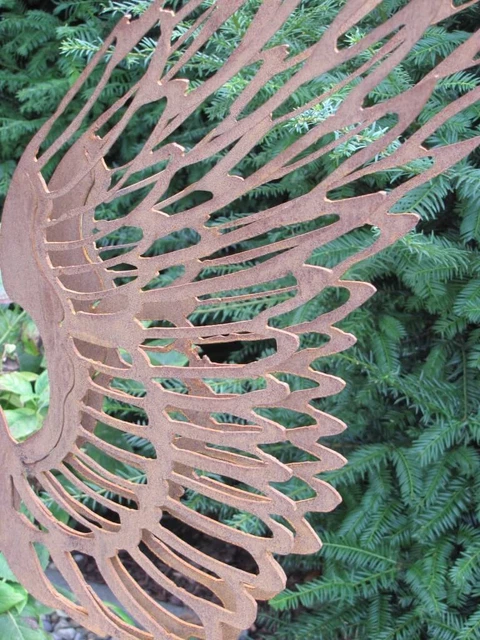 Edelrost Engel Santine – 80 Cm Hohe Engelsfigur Aus Metall Mit Rostpatina, Auf Metalltablett