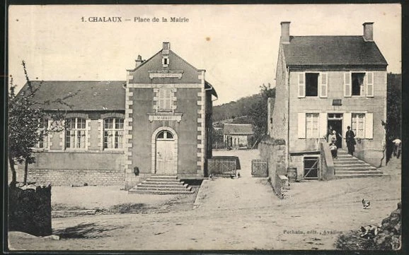 CPA Chalaux, Place de la Mairie