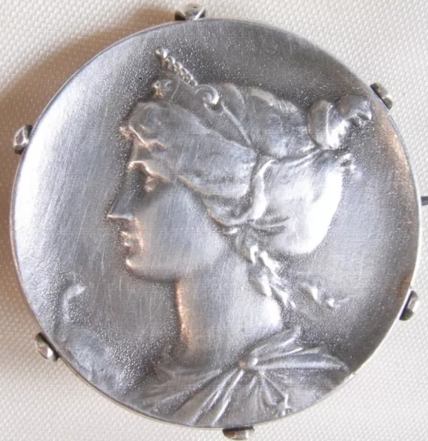Broche Ancienne Type ARGENT - FEMME ART NOUVEAU  - SILVERED BROOCH MEDAL