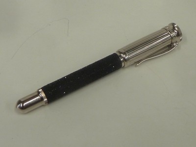 dunhill STYLO PLUME DUNHILL PLAQUEÉ OR PLUME EN OR 18 CARATS DANS SON ECRIN 