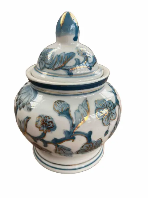 Vintage Decorative Blue & White Floral Ceramic Lidded Ginger Jar Vase