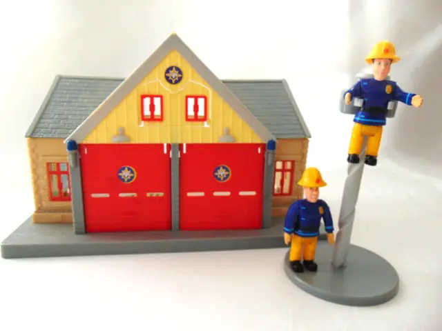 Fireman Sam And Elvis Cridlington Figures With Pontypandy Village Fire Station