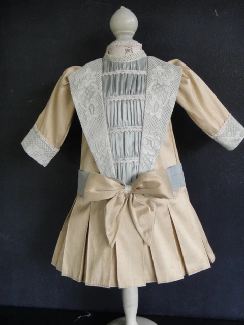 Robe de poupée a dentelle - France