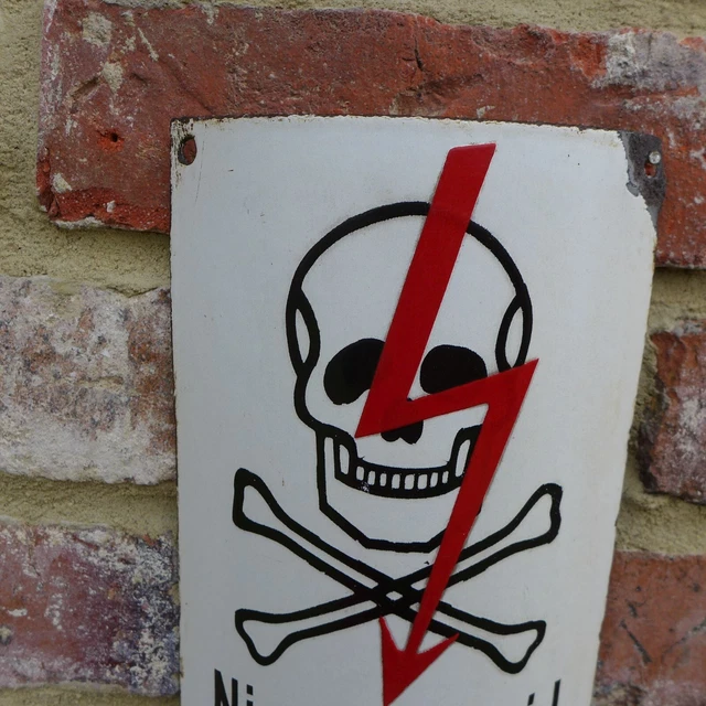 Copytec Warnschild „Vorsicht Militärgebiet Lebensgefahr“ Mit Totenkopf-Motiv, Ca. 45x58 Cm – Selbstklebend, Für Wand Oder Auto