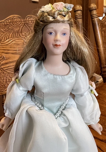 Vintage Avon 1984 Fairytale Collection Cinderella Doll 10” Tall With Stand 2