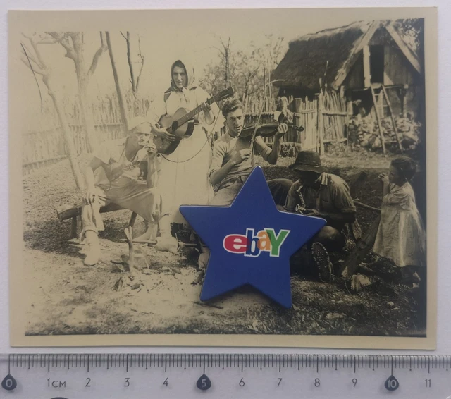 GROUP OF MEN GUITAR VIOLIN BARBECUE CHICKEN YOUNG GIRL WATCHING OLD PHOTO 1930s GROUP OF MEN GUITAR VIOLIN BARBECUE CHICKEN YOUNG GIRL WATCHING OLD PHOTO 1930s
