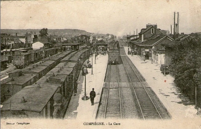 L11 - Dept. 60 Top Cpa Compiegne La Gare Interieur / Les Trains Voyagee Voir Dos