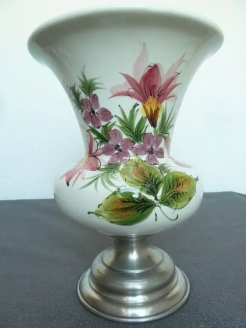 alte Vase mit Zinnfuß Blumenvase  Keramik Blumenmotiv grün rosa