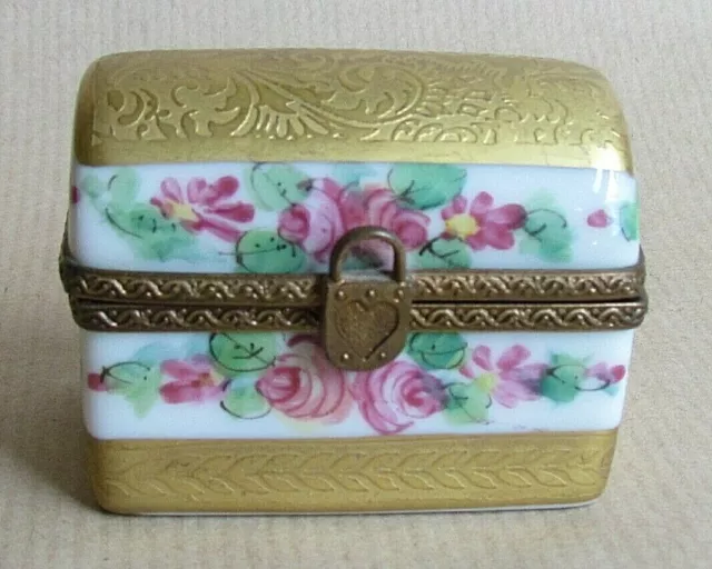 LIMOGES PORCELAIN CASKET SHAPED TRINKET BOX - EMBOSSED GILT / HP FLORA (Ref6641)