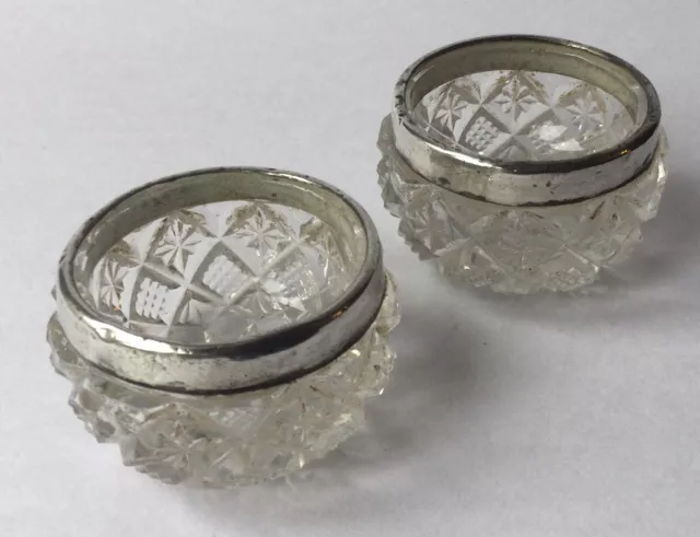 Coppia di sali di vetro tagliati in argento massiccio con marchio Birmingham 1903