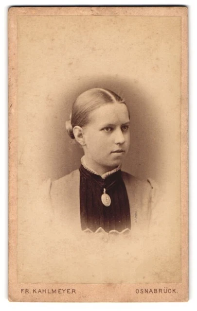 Fotografie Fr. Kahlmeyer, Osnabrück, Bahnhofsplatz 1, Junge Dame mit Medaillon