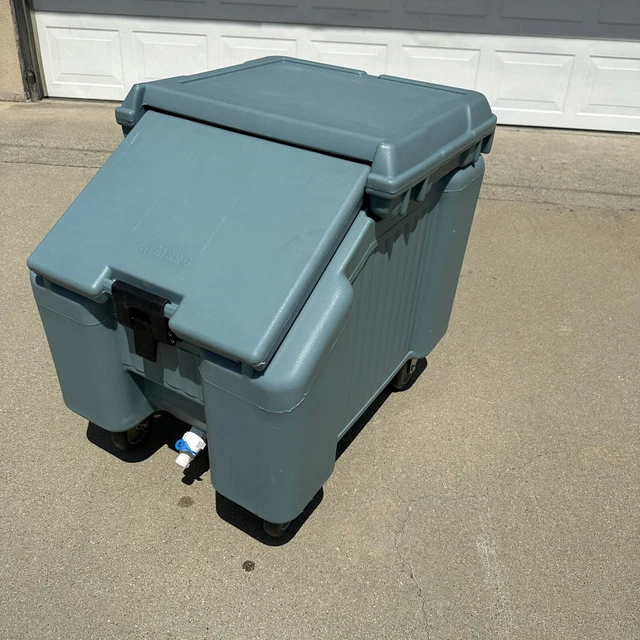 Cambro ICS100L Sliding Lid Mobile Ice Bin - 100 lb. Capacity
