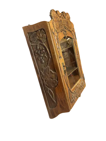 Hängeschrank mit Schnitzereien Jugendstil Weinschrank geschnitzt um 1900 2