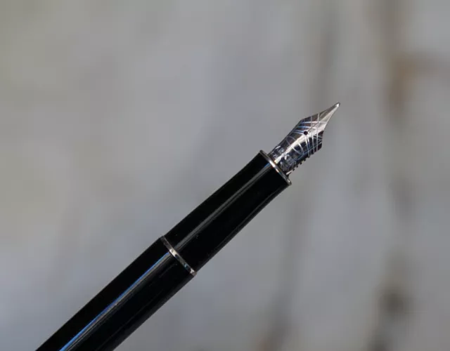 Stylo Plume Parker Sonnet En Resine Noire Platinum- Plume En Or Massif 18 K Fine