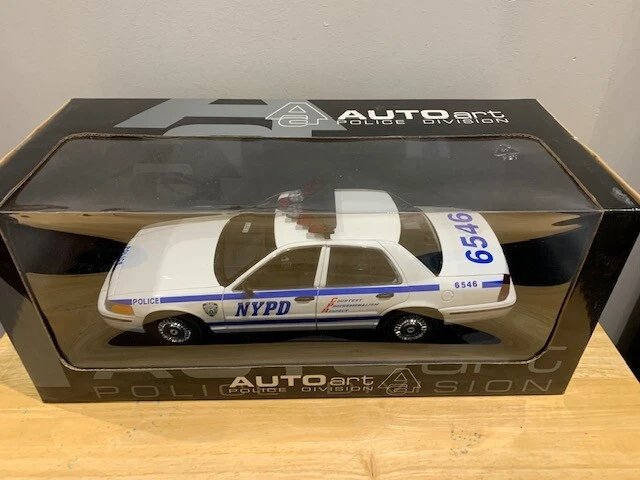 1/18スケール　オートアート　Ford Crown Victoria Autoart Ford Crown Victoria 1:18 Police Interceptor(NYPD) - YouTube