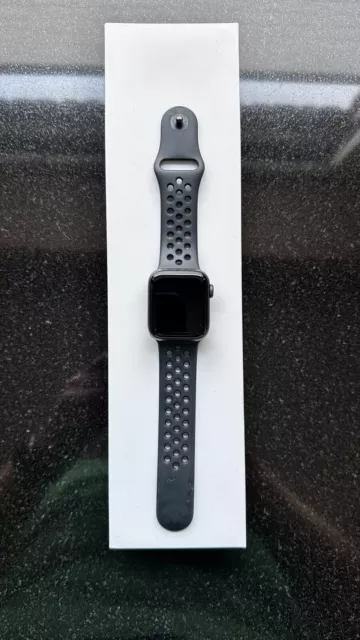 Apple Watch Series 6 40mm Space Grau Aluminiumgehäuse mit Schwarz Sportarmband -