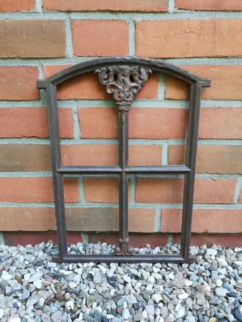 altes antikes Gusseisen Fenster 31cm x 47cm - im Bogen mit schöner Rocaille