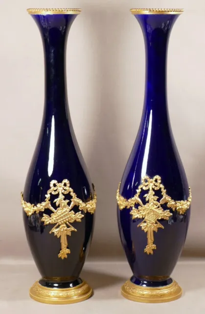 Paire De Hauts Vases En Porcelaine Bleu De Sèvres Et Laiton De Style Louis XVI,