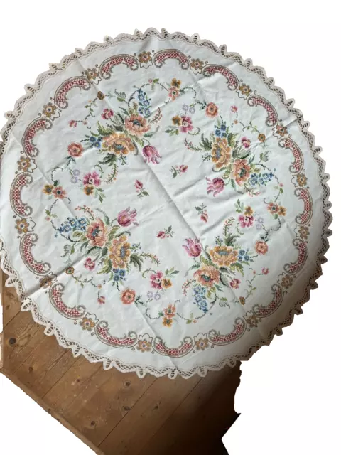 antike Tischdecke rund weiß Leinen bestickt Blumen Spitze 1950er DM 140 cm
