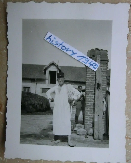 Foto 14.Inf.Rgt Leutnant im Damen - Nachthemd in Revin (Maas) Frankreich.(146)