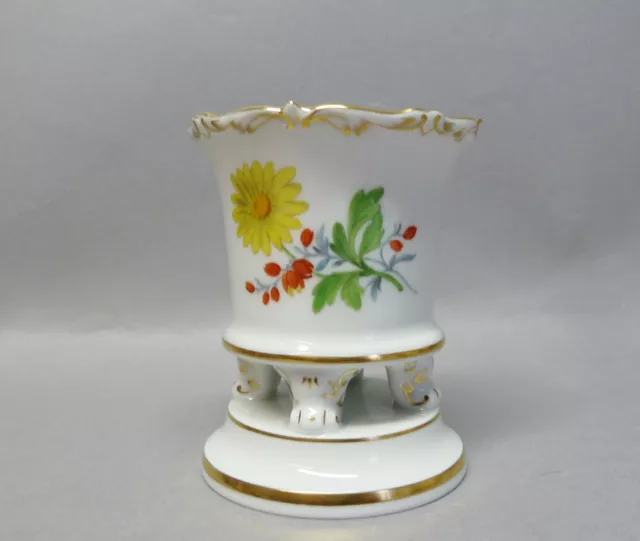 (M2657) Meissen Vase auf 4 Füßen, bunte Blumenmalerei, Goldrand, H=8,5 cm