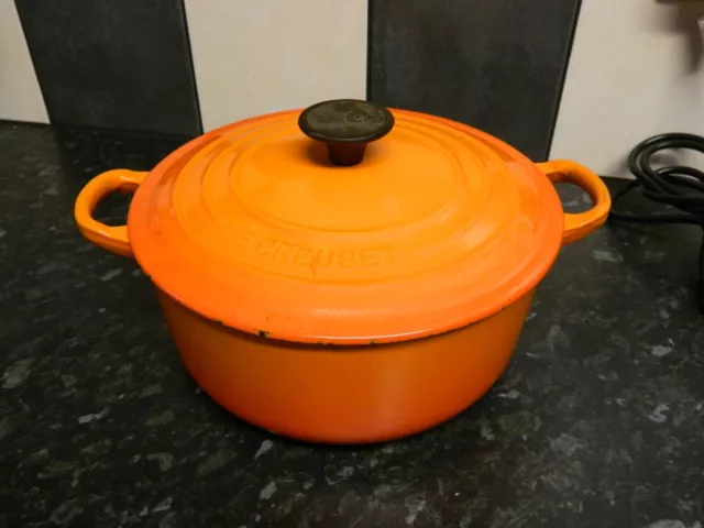 le creuset cast iron  casserole dish and lid - orange finish - size 20