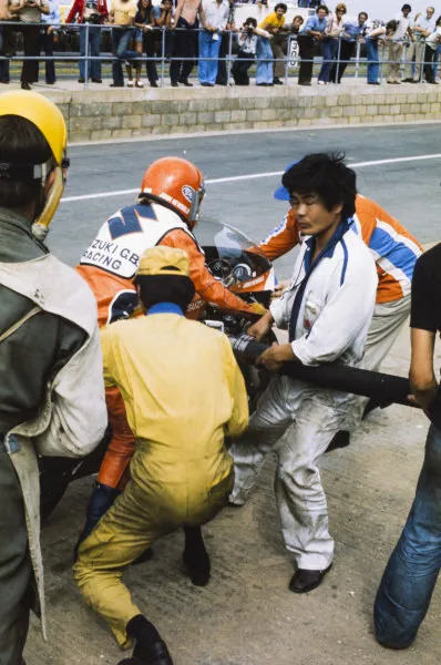 John Newbold, Suzuki, is refuelled in the pits Motorcycle 1975 Old Photo 4