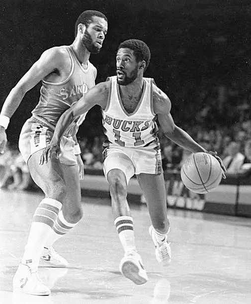 Lloyd Walton Of The Milwaukee Bucks In A Game 1970s Old Basketball Photo