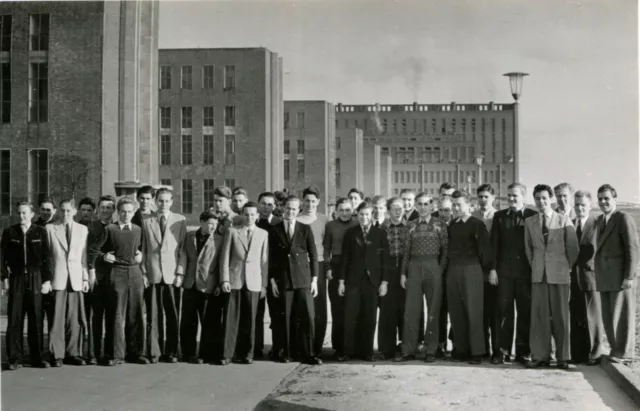 AK Wolfsburg ca. 1950 Besuchergrupper im Volkswagenwerk VW