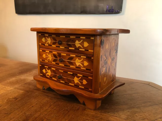 Jolie Petite Commode De Poupée En Bois, Marquèterie, Mobilier De Poupée