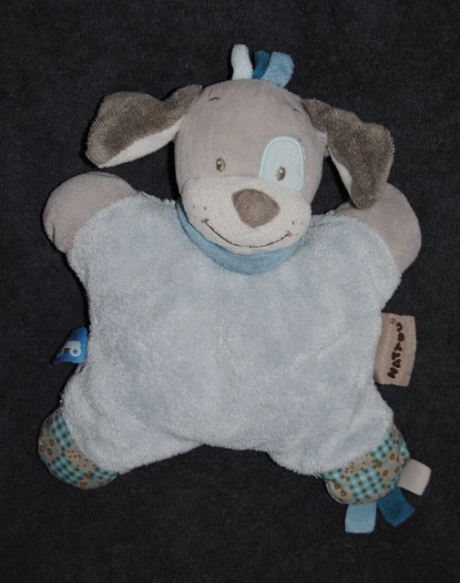 Peluche Doudou Chien Semi Plat Bleu Gris NATTOU Cyril et Gaston Grelot Hochet