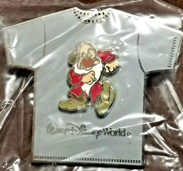 Vintage DISNEY PIN Grumpy T-Shirt Dwarf Snow White 3D WDW Hanes Promo 2011 HTF