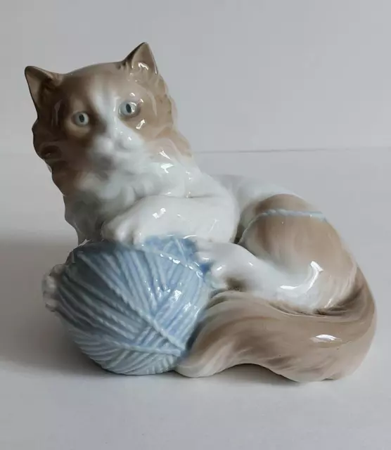 Fluffy Kitten with Ball of Wool Figurine, by Nao excellent condition