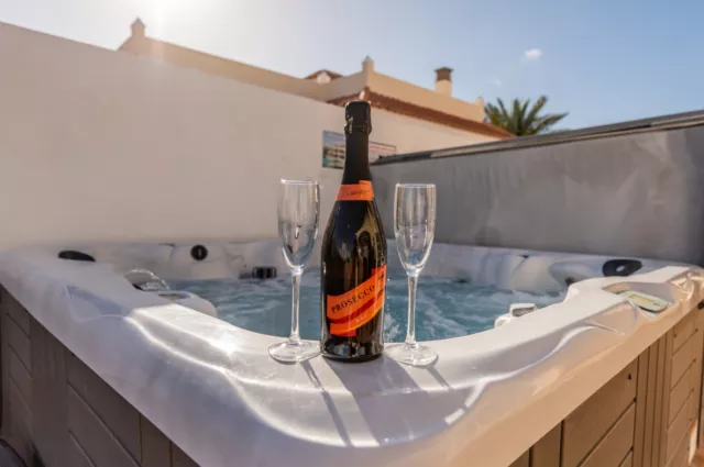 4 bedroom HOT TUB Large Private Luxury Villa Caleta De Fuste Fuerteventura AUG