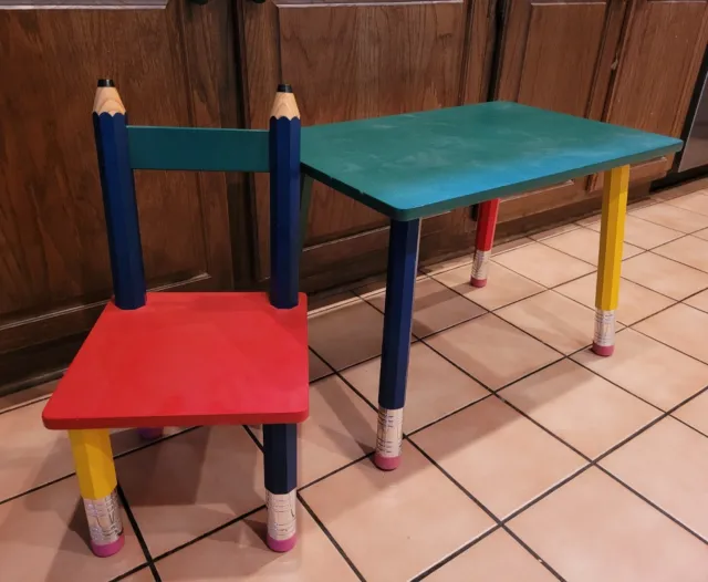 Estante para lápiz de madera de escritorio y silla para sala de juegos para niños pequeños década de 1980