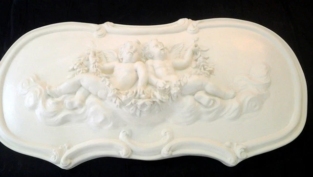 Grand ange sur medaillons en platre staff blanc 29 x 40cm - Un grand marché