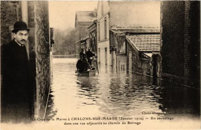 CPA CHALONS-sur-MARNE Un Sauvetage dans une rue adjacente au chemin d (363718)