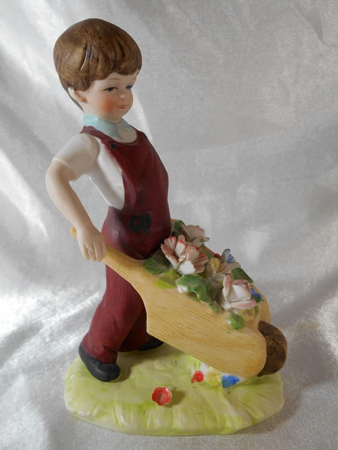 Ravissante Figurine Biscuit Jeune Garcon Tirant Une Brouette De Fleurs