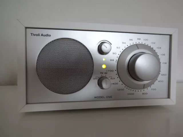 Tivoli Model One Radio weiß silber Henry Kloss Retro Küchenradio Design