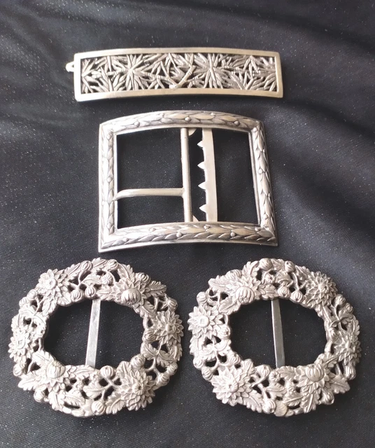 Vieilles boucles de chaussures, ceinture,..
